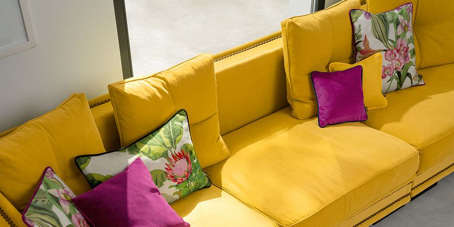 Gelbes Sofa mit bunten Kissen