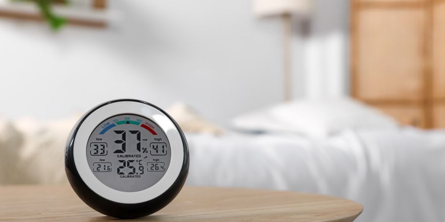 Bild: Hygrometer im Schlafzimmer um die Feuchtigkeit und die Temperatur zu messen. So kann man Schimmel vorbeugen.