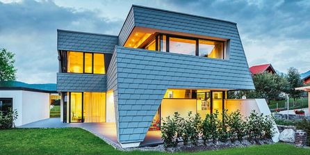 Modernes Haus mit Flachdach und Metallfassade