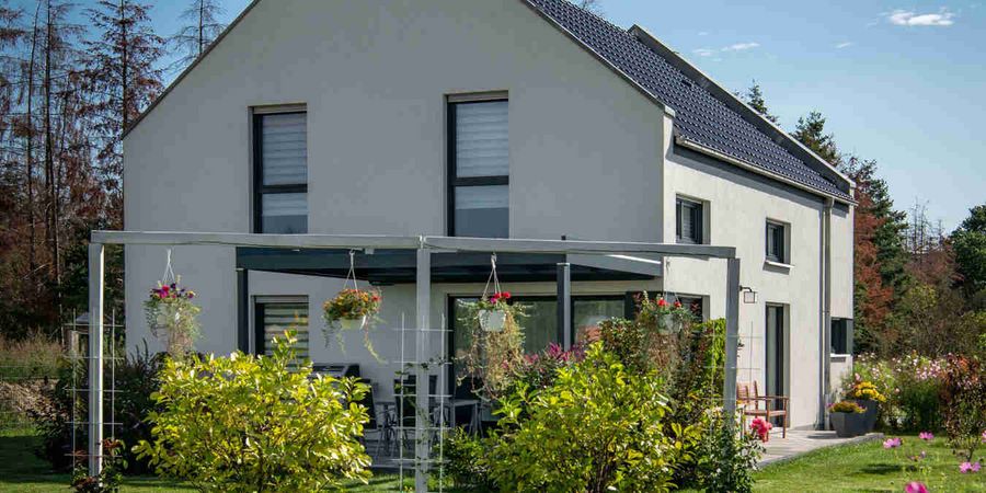Elegante Terrassenüberdachung im Massivhaus Luebeck - HELMA Eigenheimbau AG 