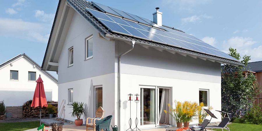 Modernes Einfamilienhaus mit Fotovoltaikanlage auf dem Dach zur Versorgung der Wärmepumpe.