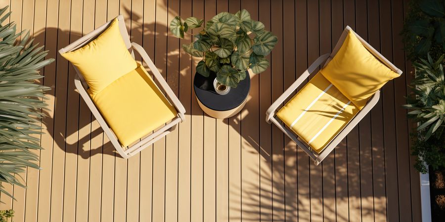 WPC Terrasse mit Outdoor-Stühlen