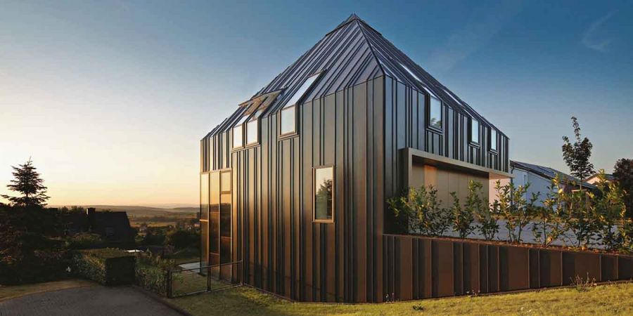 Einfamilienhaus mit Metallfassade aus Titanzink und Dach im gleichen Design. 