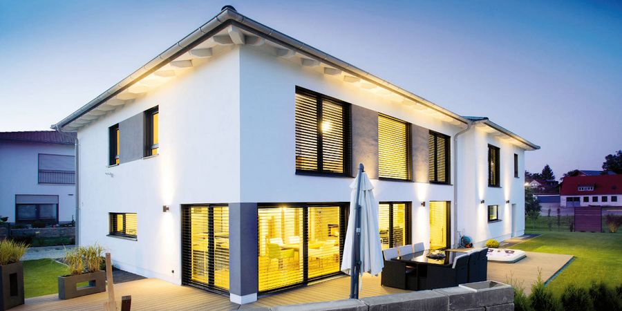 Modernes Einfamilienhaus mit viel Glas und luftdichter Gebäudehülle