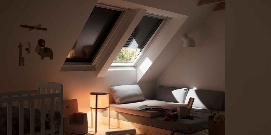 So funktioniert Hitzeschutz mit Rollos und Markisen für Dachfenster