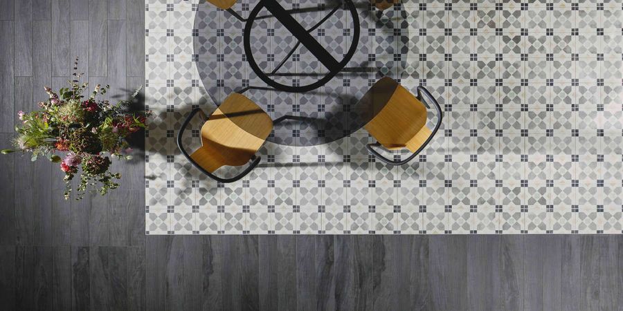 Muster am Boden durch Mosaikfliesen