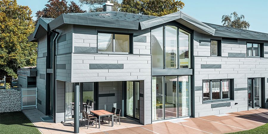 Metallfassaden: Einfamilienhaus mit anthrazitfarbenen Sidings