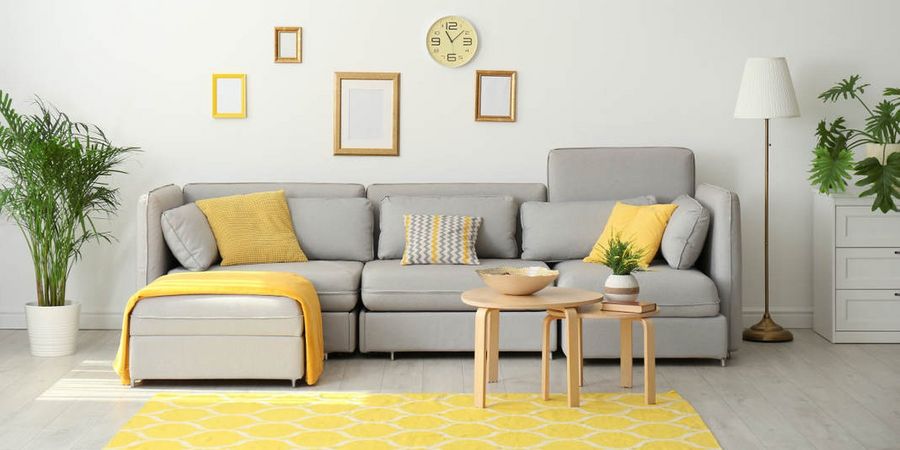 Wohnzimmer in Grau und Gelb