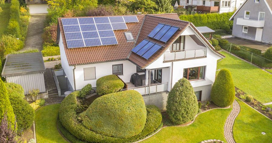 Einfamilienhaus mit Heizungsanlage aus erneuerbaren Energien