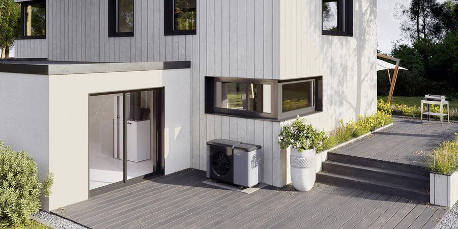 Außeneinheit einer effizienten Luft-/Wasserwärmepumpe auf der Terrasse.