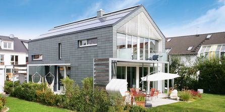 Modernes Einfamilienhaus mit hellgrauer Natursteinfassade