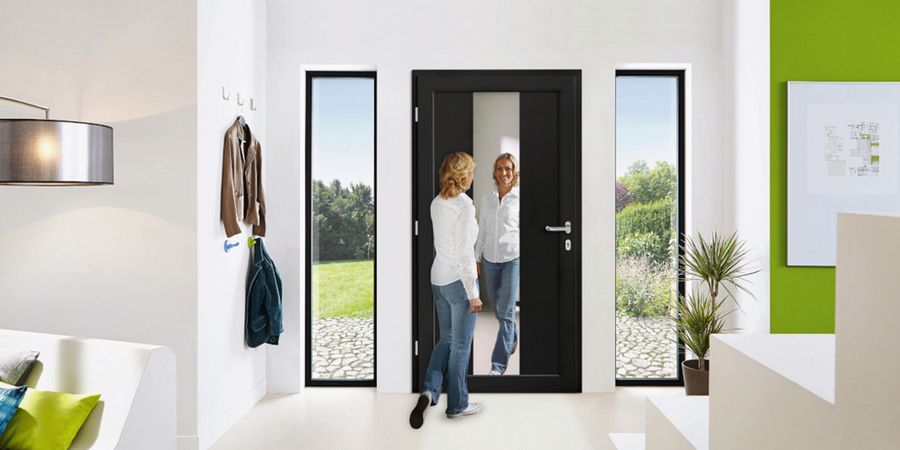 Haustür mit zwei verglasten Seitenelementen und Spiegel
