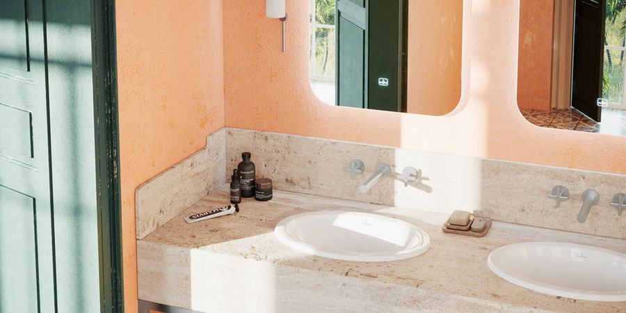 Badezimmer mit pfirsischfarbener Wand