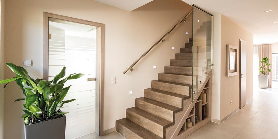 Gerade Treppe mit Glasabtrennung führt ins Obergeschoss - Musterhaus NEO in Guenzburg