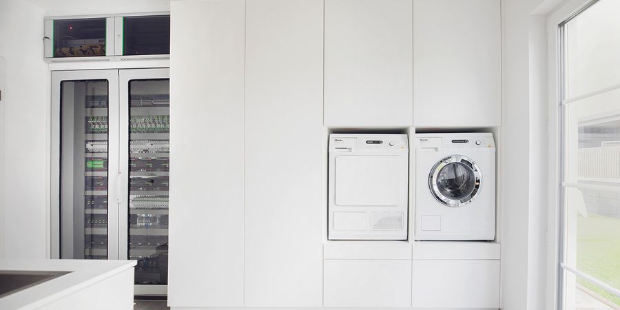 Hauswirtschaftsraum mit Technik sowie Waschmaschine und Trockner