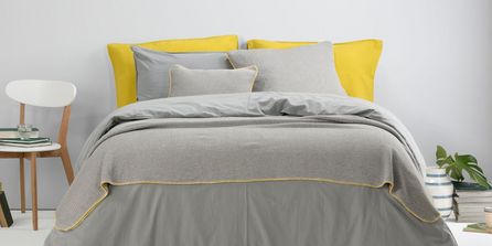 Schlafzimmer Pantone Farbe des Jahres 2021 Gelb und Grau