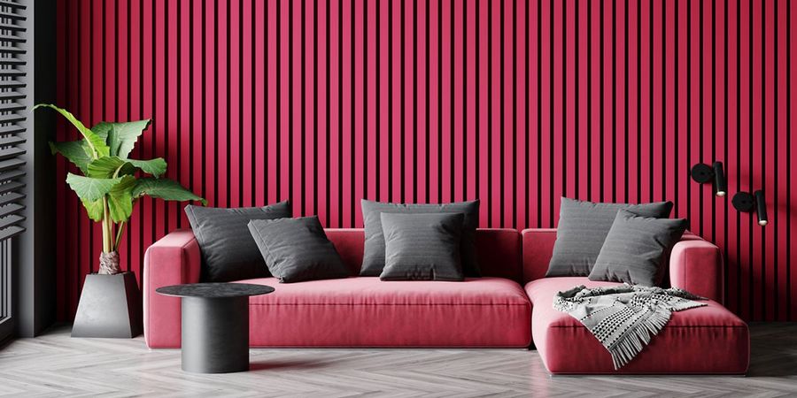 Wohnzimmerwand in Pantone Farbe des Jahres 2023 Viva Magenta