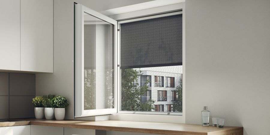 Sonnenschutz am Fenster: Jalousie, Rolle oder Vorhang - was hilft