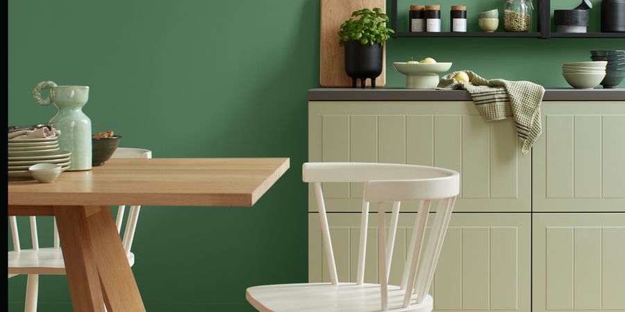 Küche mit grüner Wand