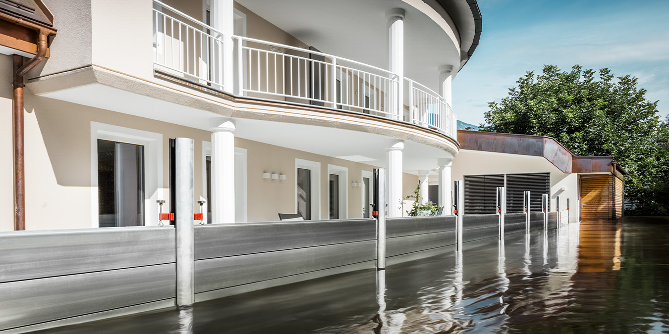 Bild: Hochwasserschutz wird gezeigt, der um das Haus gebaut ist, um das Haus vor Überschwemmungen zu schützen.